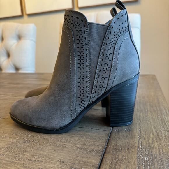 Mia Women's Gray Black Pull On Diagonal Chelsea Ankle Boots Size 6 NWOB Soft - Picture 8 of 10